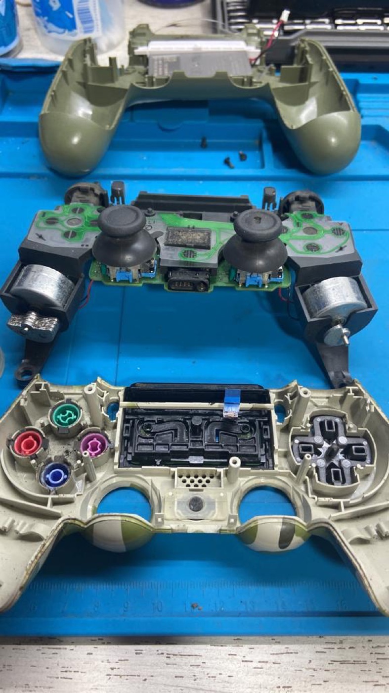 Joystick de PS4 desarmado en el taller