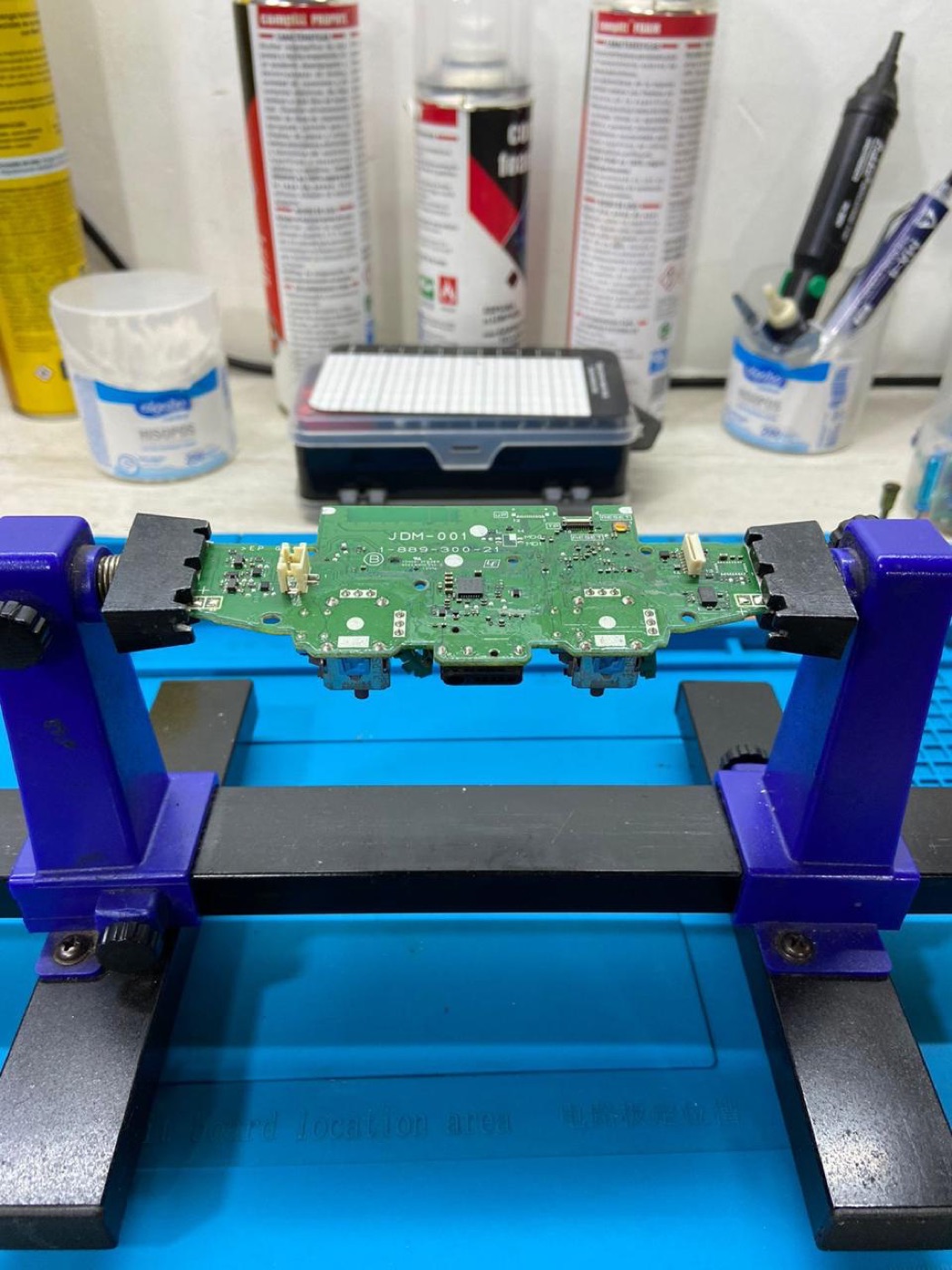 Placa de joystick en la mesa de trabajo del taller